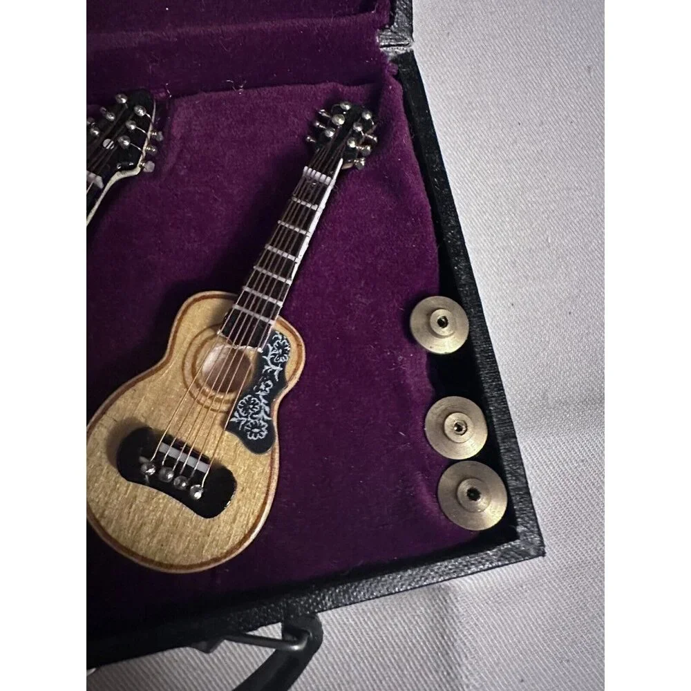 1997 Gibson Miniature Wood Guitar Pins 05702 of 10,000‎ With Case